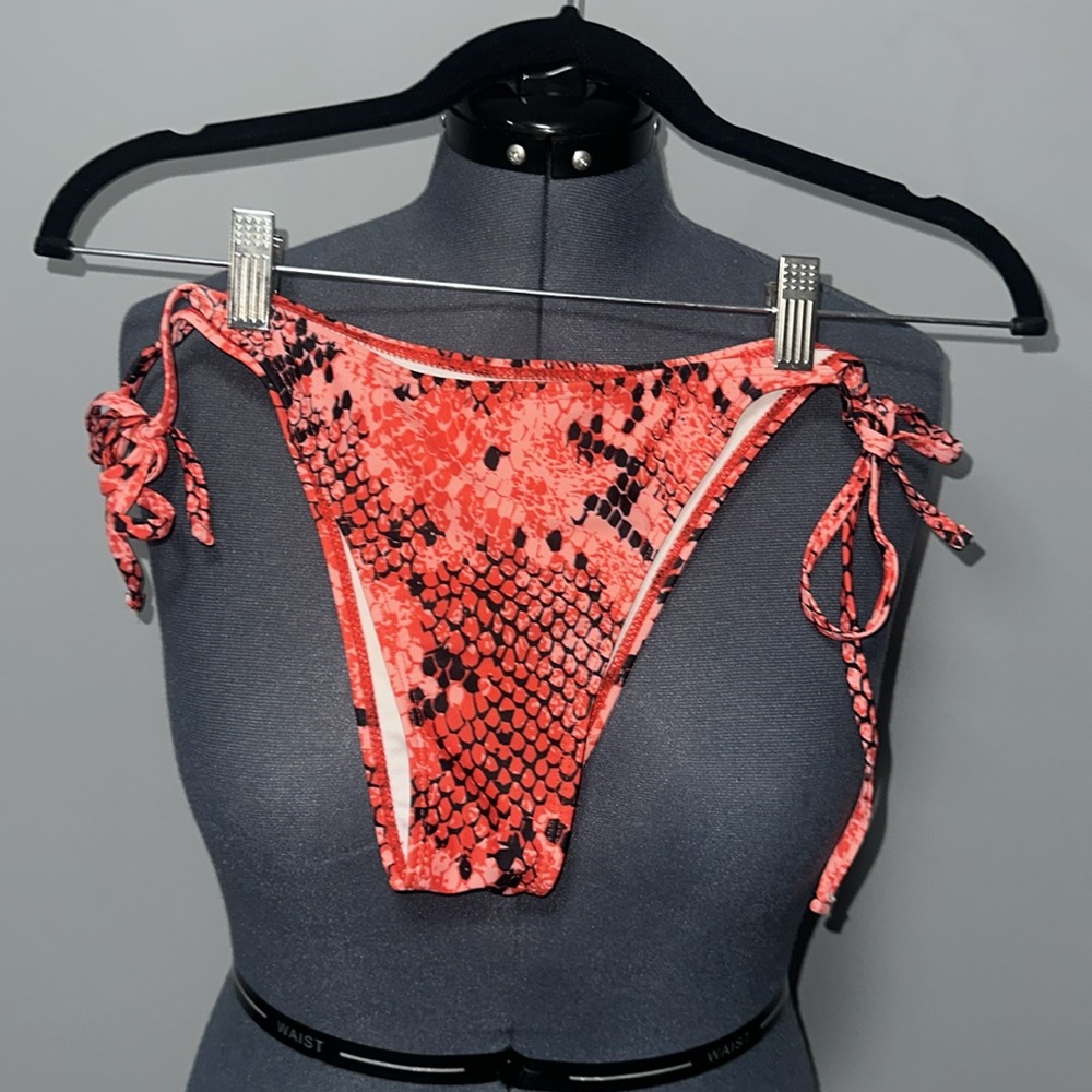 **LIKE NEW** BIKINI BOTTOMS